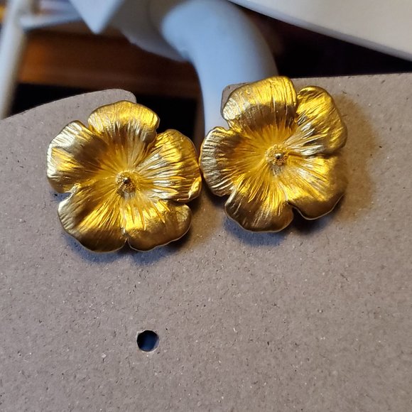 Vintage Mish Hibiscus Flower Clip On Earrings Floral Theme Women Fashion Design - Picture 1 of 3